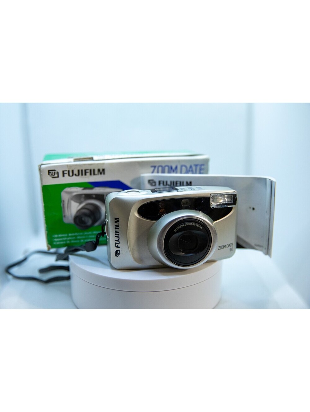 FUJIFILM 35mm Film Camera Zoom Date 90 Point & Shoot 38-90mm w/Box / Paperwork